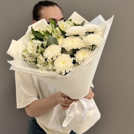 Минималистичный и стильный букет с ажурной хризантемой и альстромерий