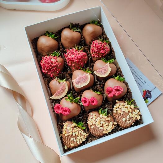 Клубника в шоколаде 15-20 шт с сублимированной малиной и инжиром