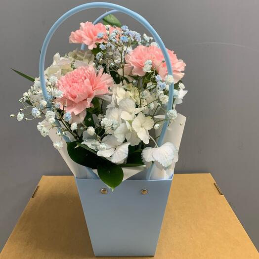 Сумочка с гвоздикой и гортензией