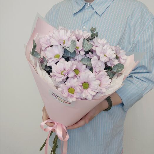 Букет с хризантемой и эвкалиптом