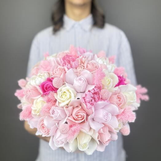 Большая композиция из мыльных цветов с сухоцветами «Нежный шарм»