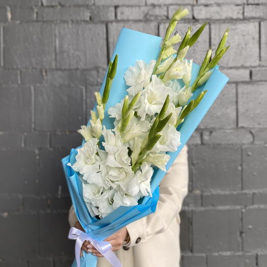 August white! из 7 белых гладиолусов 🌺🍀🦋🌸 больше живых Цветов и меньше обертки пустой =)