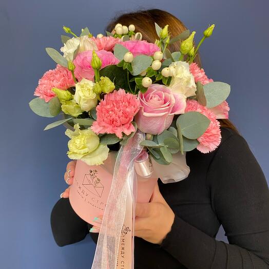 Composición de Dianthus y rosas
