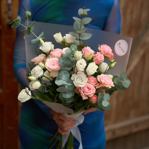 Трендовый букет 💐 Кустовая пионовидная роза с эустомой