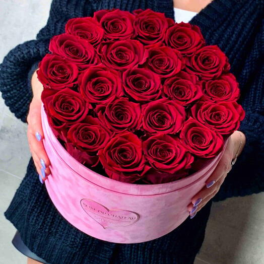 Красные вечные розы в большом розовом флокированном боксе