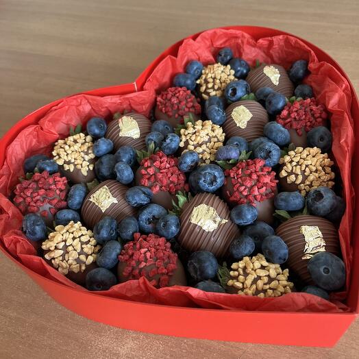 Сердце для любимых Клубника в шоколаде с голубикой