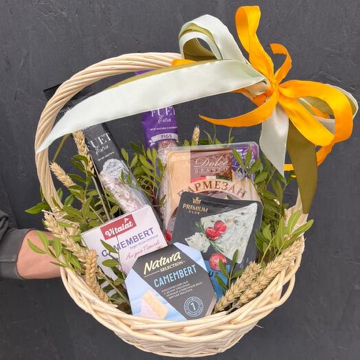 Подарочная корзина с колбасами и благородными сырами