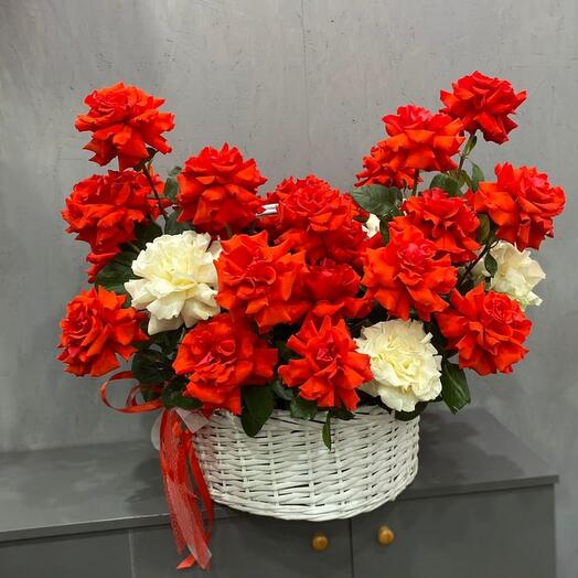 Корзина ВАУ с французскими розами 31 шт