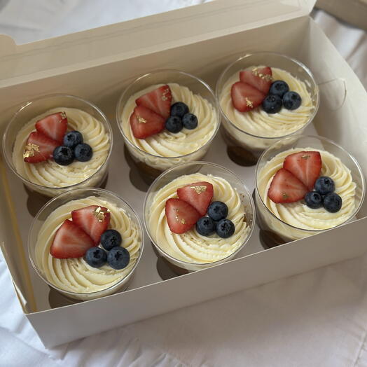 Трайфлы с ягодами (клубникой и голубикой),подарок для мамы. На День Матери