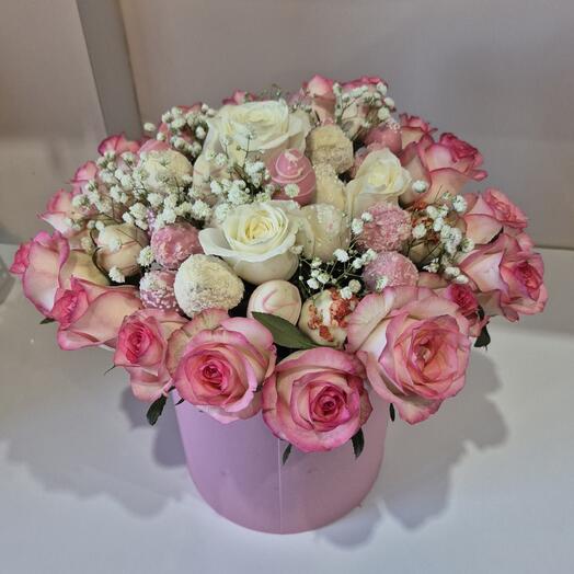 Композиция из клубники в шоколаде и роз "Нежное признание"