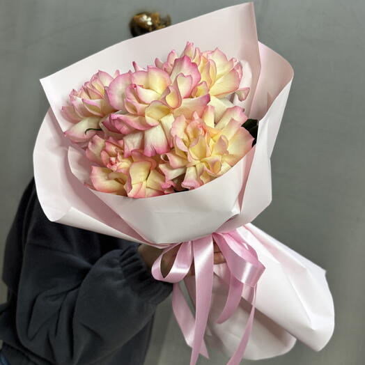 Розовые французские розы