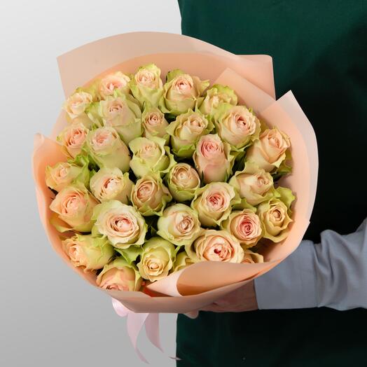 Монобукет STUDIO FLORISTIC "Пробуждение чувств", розы Кении, 31 цветок, высота 40см