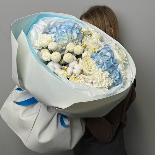 Небесный (букет с гортензией, диантусами, одноголовой розой и хлопком)