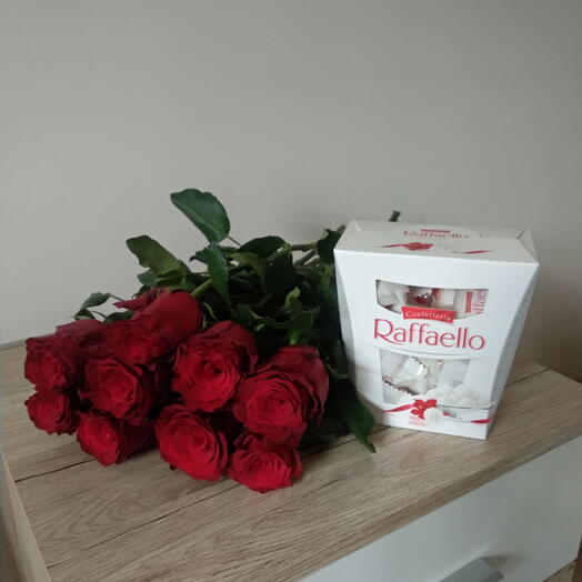 9 roses (60cm) + Rafaello (150gr)