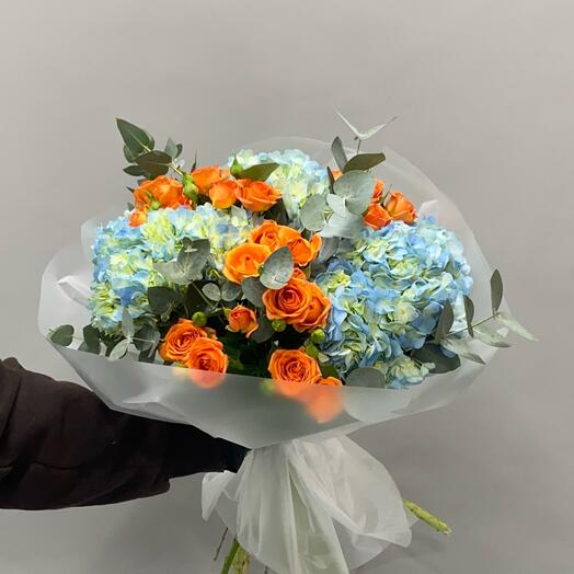 Авторский букет с гортензией и кустовой розой