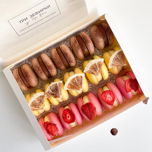 Набор макаронс 15 штук со вкусом лимона, клубники-чизкейк, капучино подруге, девушке на день рождения