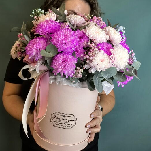 Коробка с цветными хризантемами