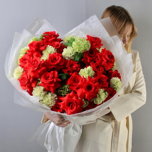 Авторский букет с красными розами и диантусами