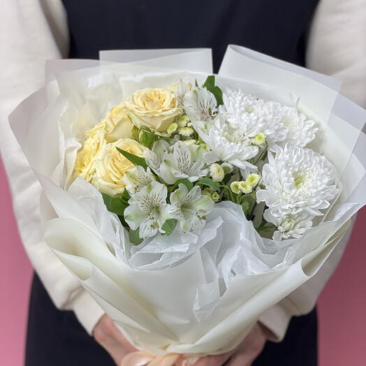 Букет комплимент с хризантемой, альстромерией и розой кустовой