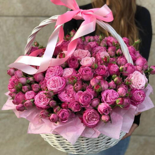 Розы кустовые в корзине
