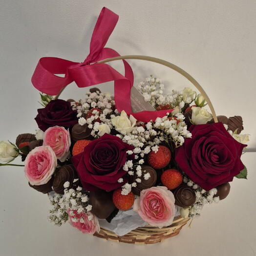 Композиция из клубники в шоколаде и роз в корзинке "Цветочный каприз"