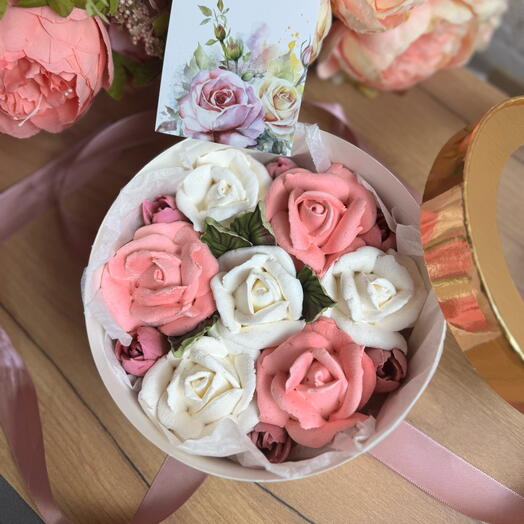 Набор для мамы из зефирных роз в круглой коробке с окном