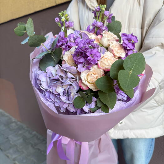 Авторский букет с лавандовой гортензией