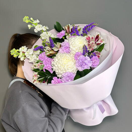 Авторский букет с матиолой, диантусом, статицей, альстромерией, хризантемой