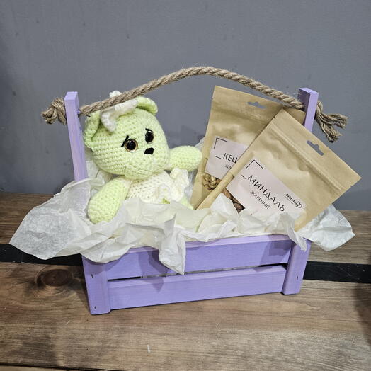 Мишка в ящике с миндалём и кешью