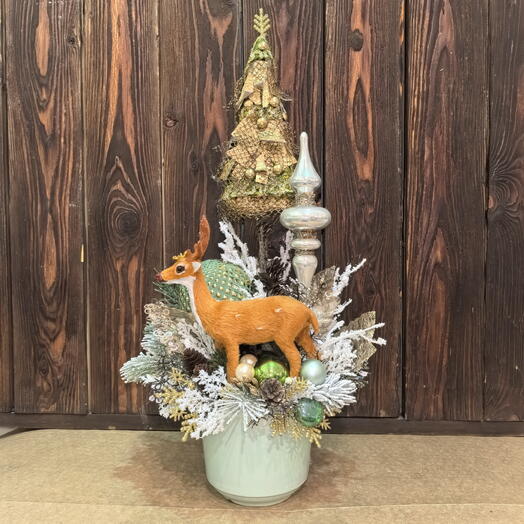 Композиция ручной работы из искусственных цветов " Король Леса"