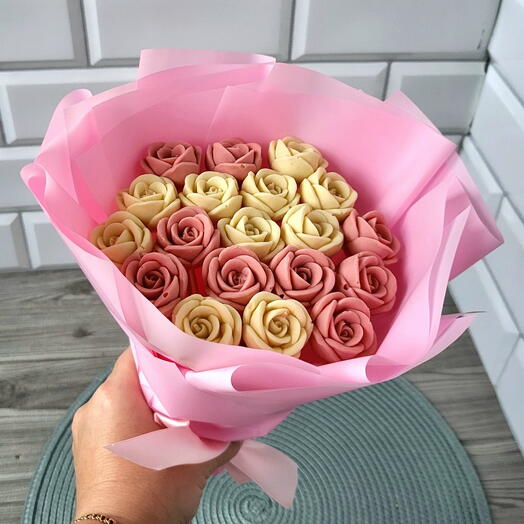 Букет из шоколадных роз в розовой упаковке