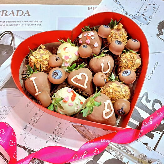 Клубника 🍓 в шоколаде с голубикой в коробке сердце ️