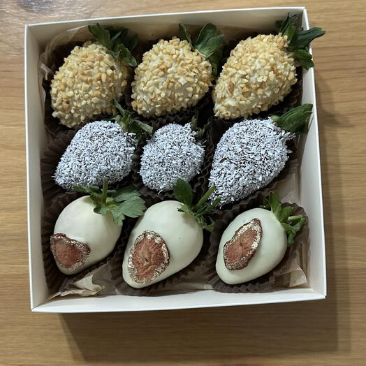 Клубника в шоколаде с посыпками 9 шт