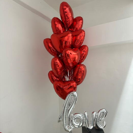 Шарики сердечки на дождике и надпись love для любимой девушки
