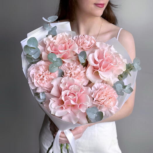 Нежный букет розовые французские розы, эвкалипт и диантус