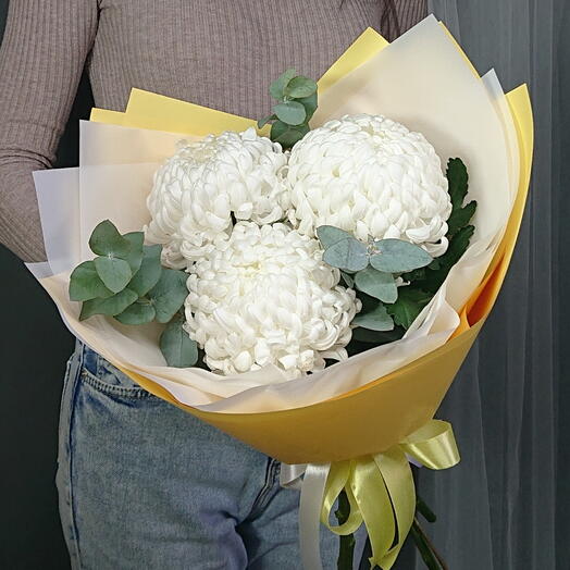 Букет из крупных хризантем и эвкалипта
