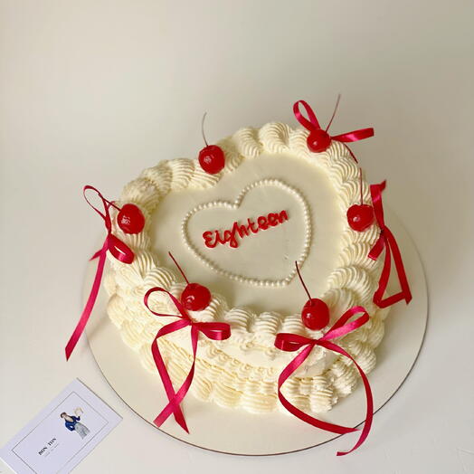 Торт сердце 1,2 кг с бантиками, рюшами и коктейльной вишней