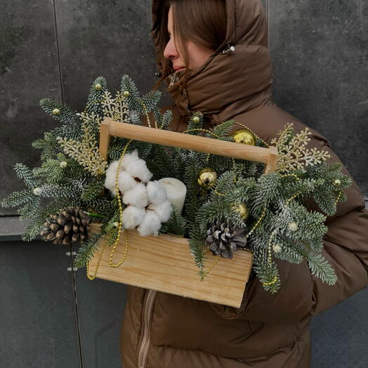 Новогодняя композиция в деревянном кашпо