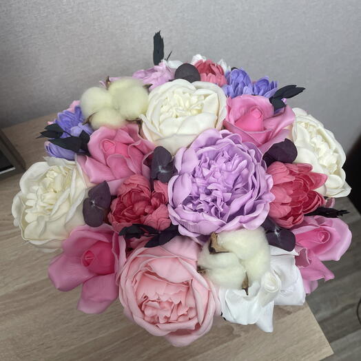 Большой букет из мыльных цветов в розовой коробке