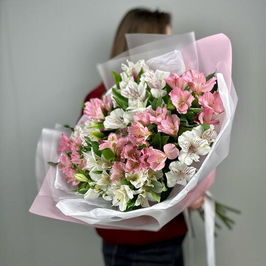 Большой букет из 15 стойких цветов: альстромерии белого и розового цвета