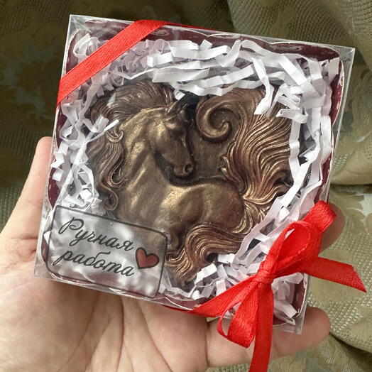 Шоколадная лошадка-медальон из глазури, со вкусом пломбира, в подарочной упаковке с лентой