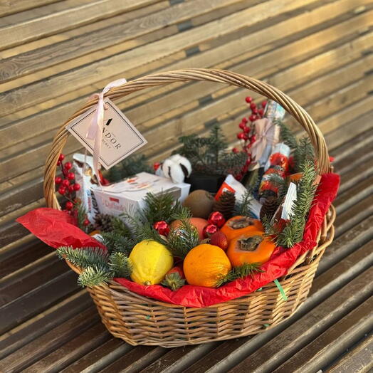 Большая подарочная корзина со сладостями