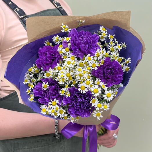 Фиолетовые диантусы и ромашки в упаковке, размер S