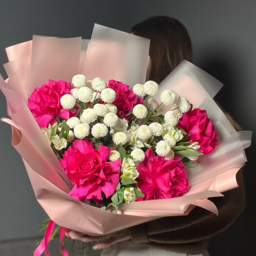 Стойкий букет трех видов цветов 🌸