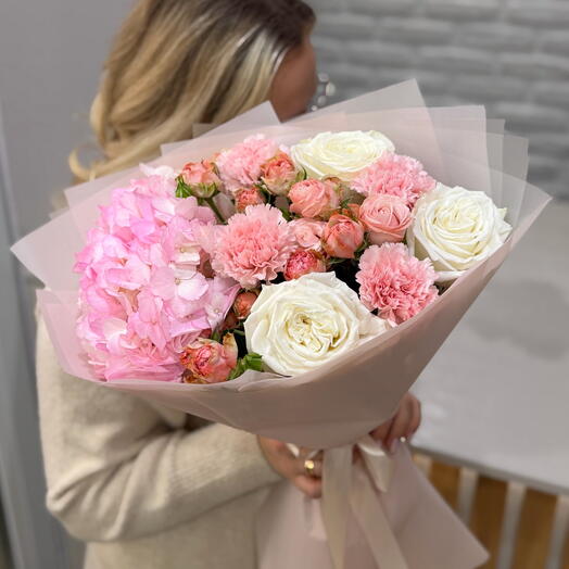 Сборный букет гортензия, кустовая роза, диантус, премиум белая роза