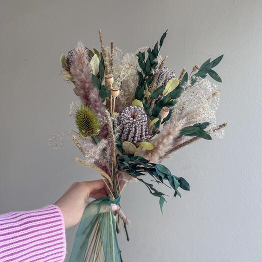 Необычный букет с банксией и кардусом