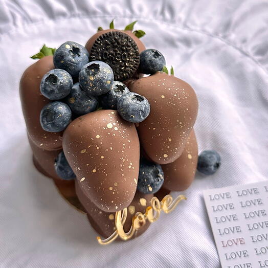 Торт mini «Love» из клубник в шоколаде с голубикой