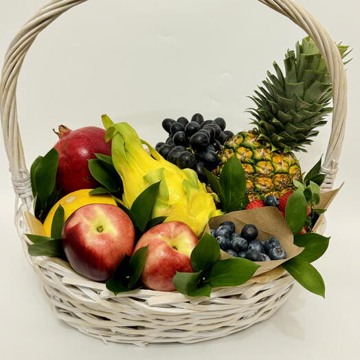 Фруктовая корзина с клубникой, голубикой, желтой питахайей и ананасом, дыней