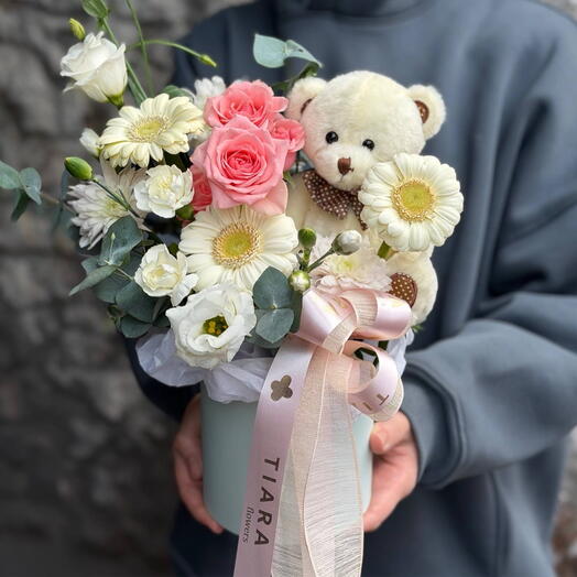 Цветочная композиция с плюшевым мишкой