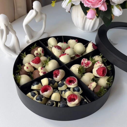 Клубника, голубика, малина в шоколаде "Sweet Moments"